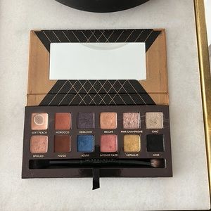 ABH World Traveler eyeshadow palette
